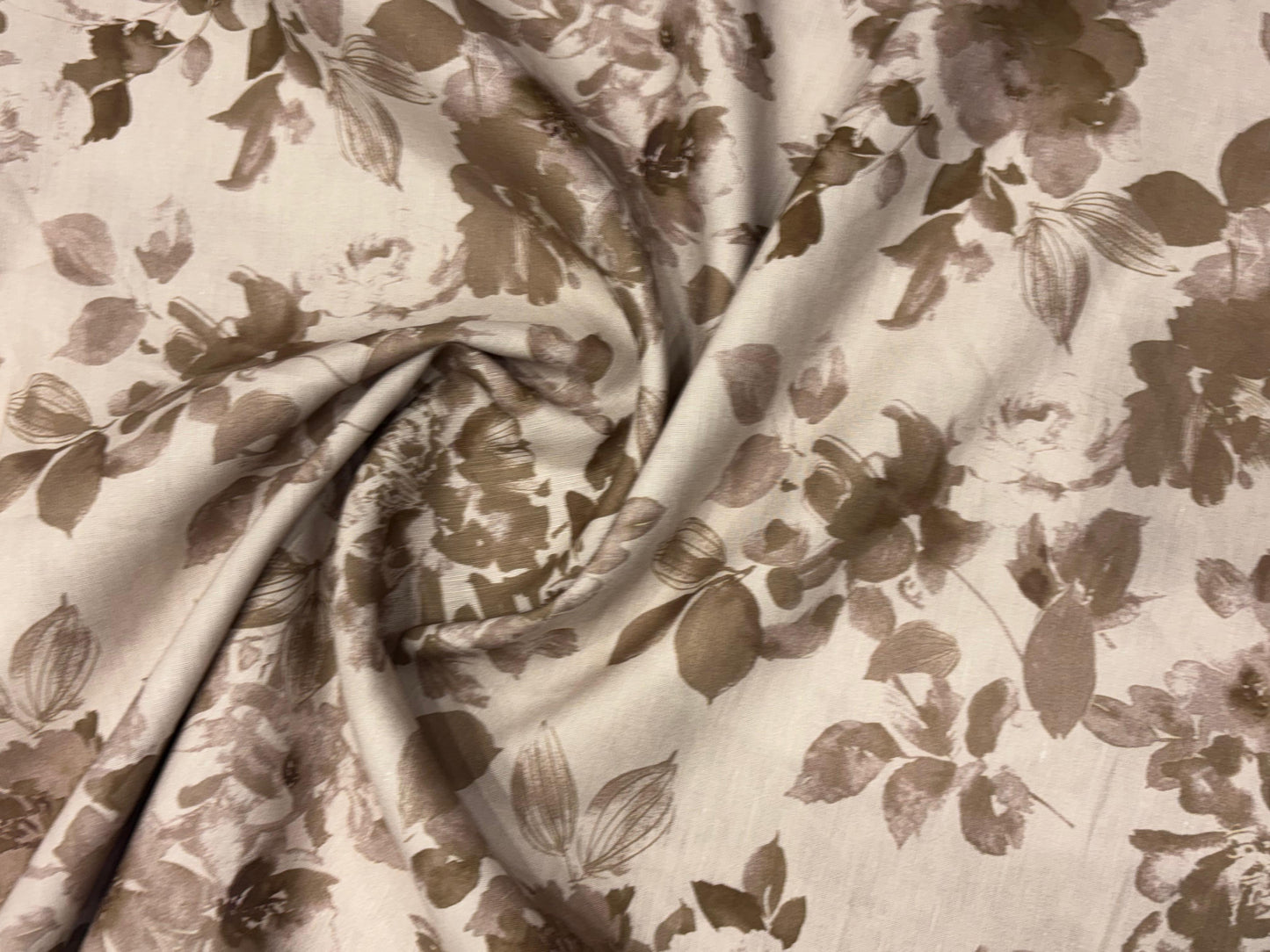 कॉटन-लिनन प्रिंटेड फ़ैब्रिक - बेज रंग भूरे रंग के फूलों के साथ (45% कॉटन, 55% लिनन)
