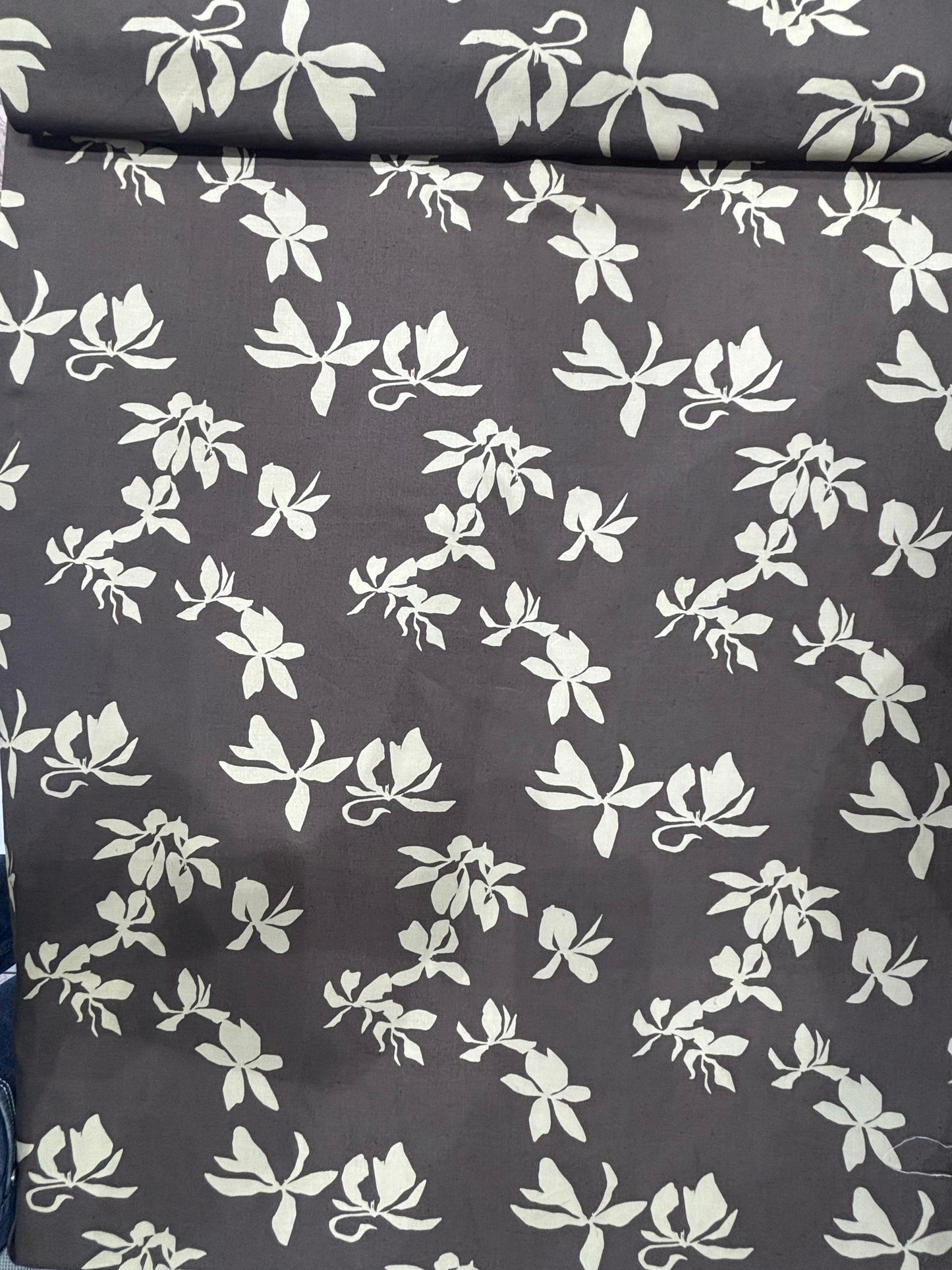 कॉटन-लिनन प्रिंटेड फ़ैब्रिक - सफ़ेद पुष्प आकृतियों के साथ चारकोल ग्रे (45% कॉटन, 55% लिनन)