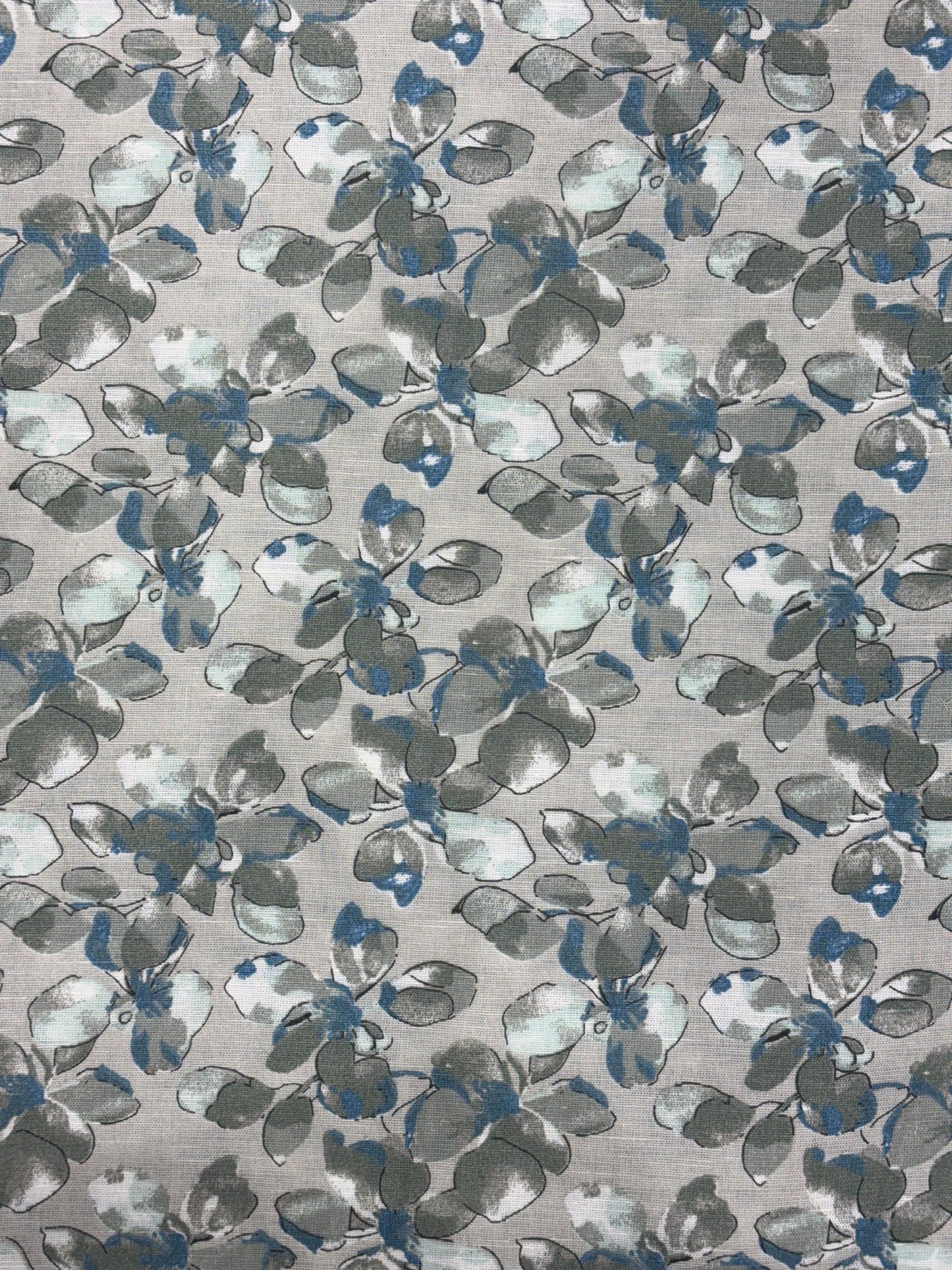 कॉटन-लिनन प्रिंटेड फ़ैब्रिक - नीले और हरे पुष्प रूपांकनों के साथ ग्रे