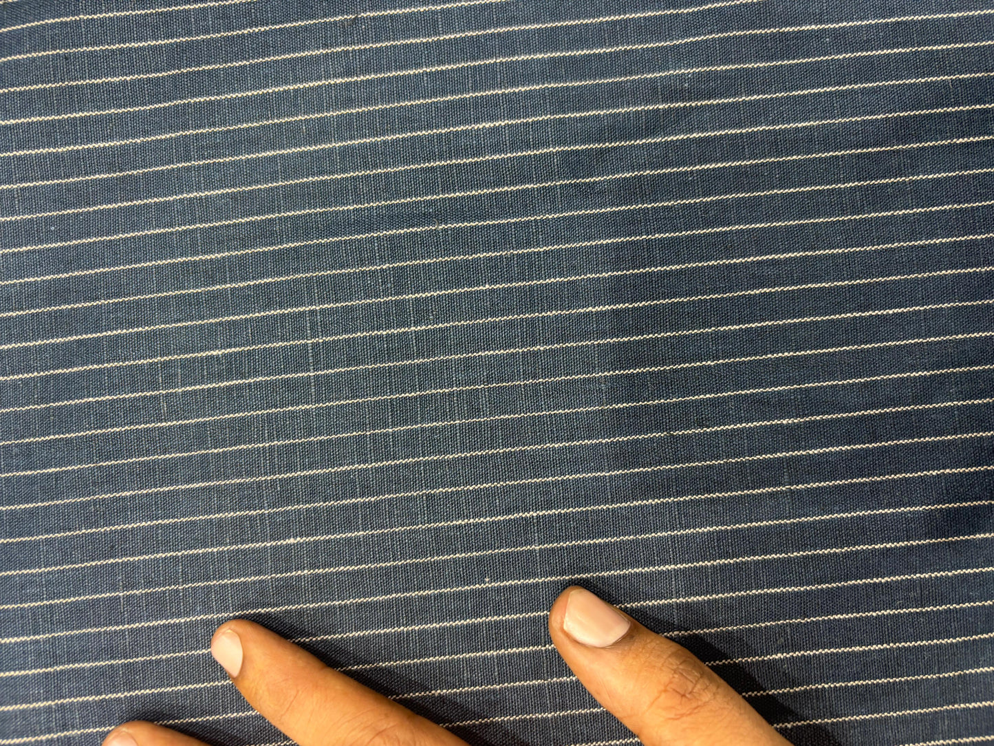 100% लिनन चेक/धारीदार कपड़ा - महीन सफेद धारियों के साथ नेवी