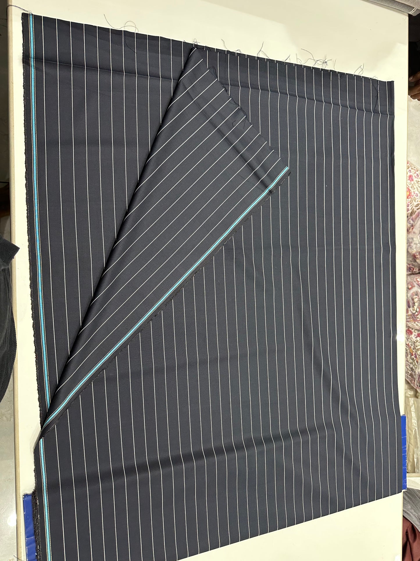 इटैलियन सूटिंग फ़ैब्रिक - ग्रे, गहरे सफ़ेद पिनस्ट्राइप्स के साथ