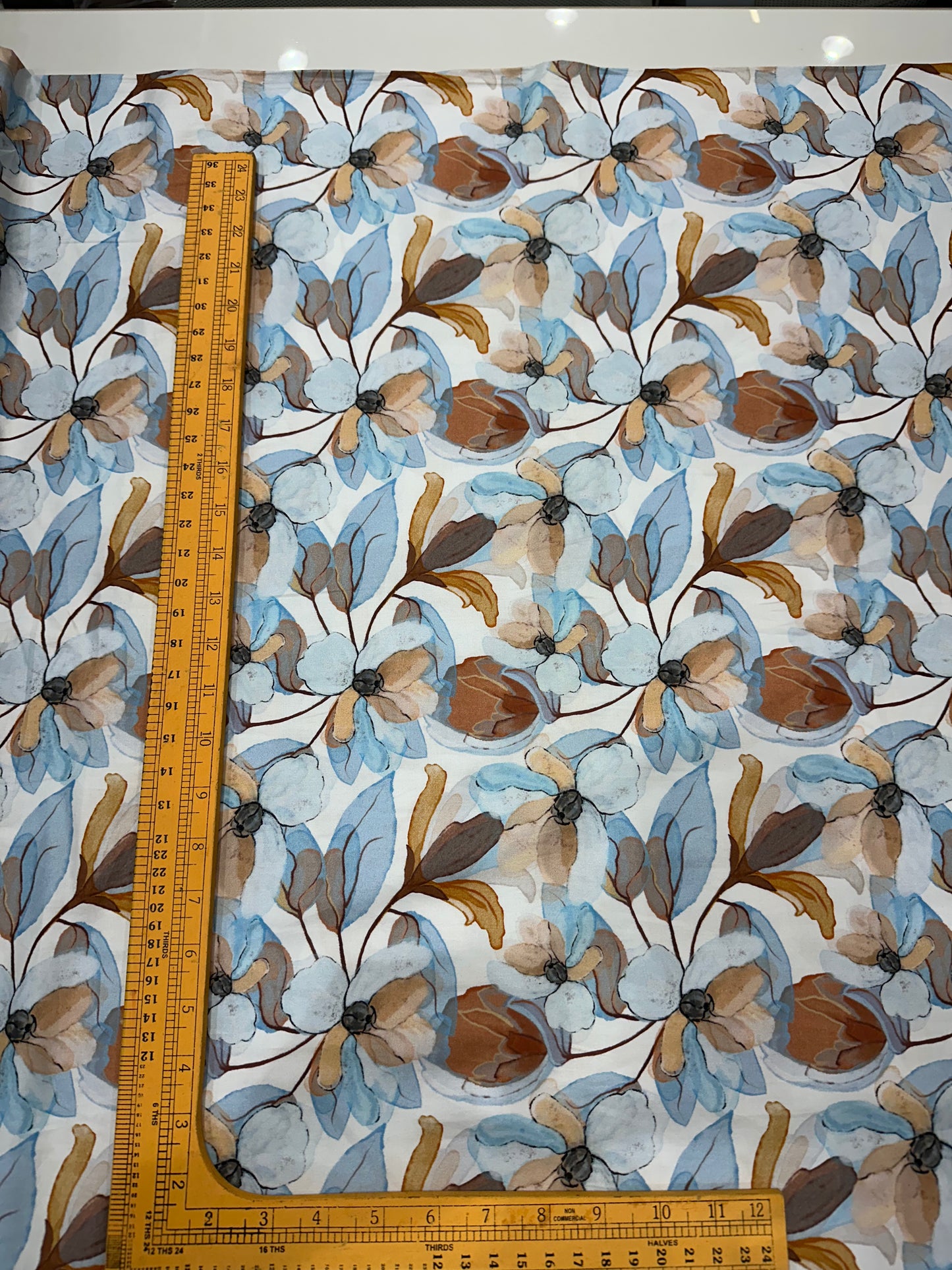 कॉटन डिजिटल प्रिंट फ़ैब्रिक - नीला और भूरा पुष्प डिज़ाइन