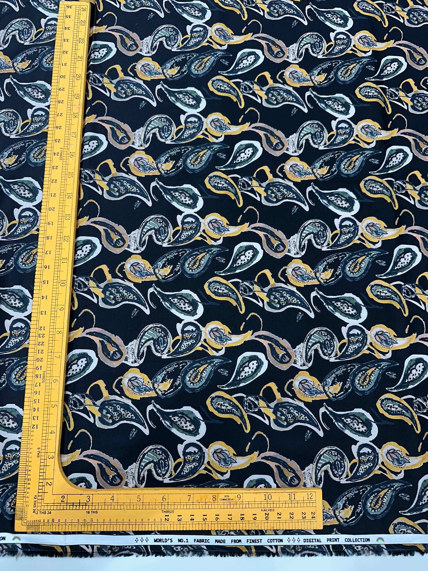 कॉटन डिजिटल प्रिंट फ़ैब्रिक - क्लासिक पैस्ले डिज़ाइन