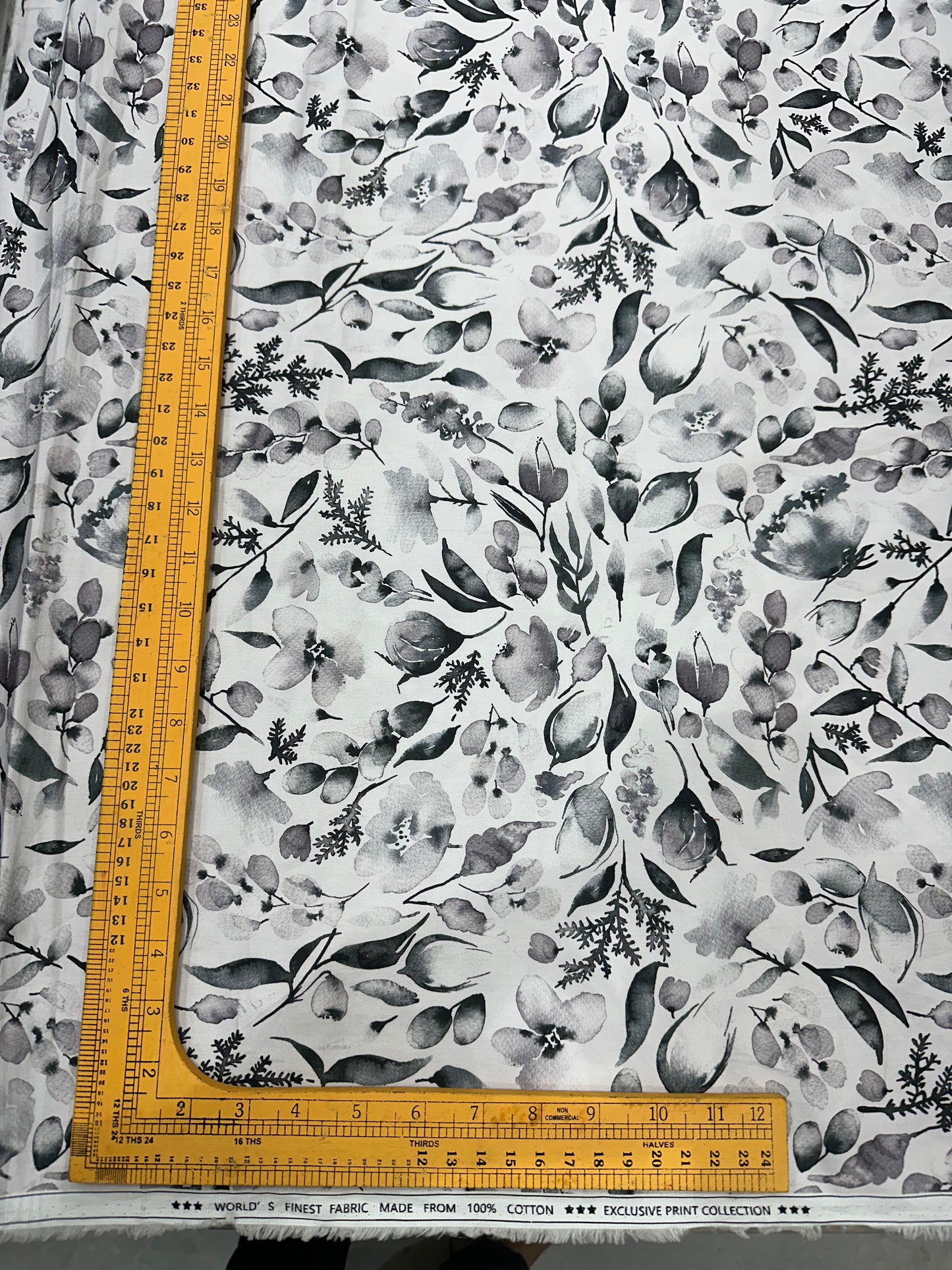 कॉटन डिजिटल प्रिंट फ़ैब्रिक - मोनोक्रोम फ्लोरल डिज़ाइन