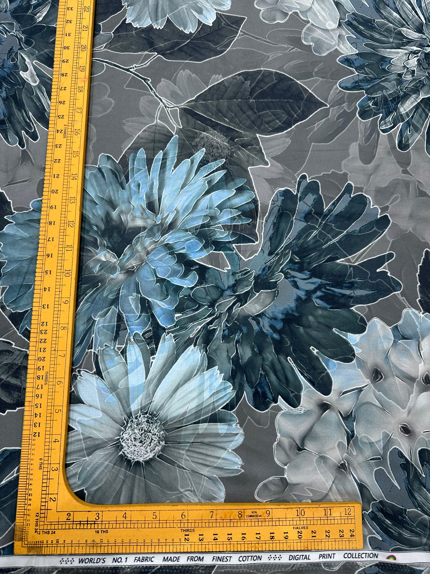 कॉटन डिजिटल प्रिंट फ़ैब्रिक - नीला और ग्रे फ्लोरल डिज़ाइन