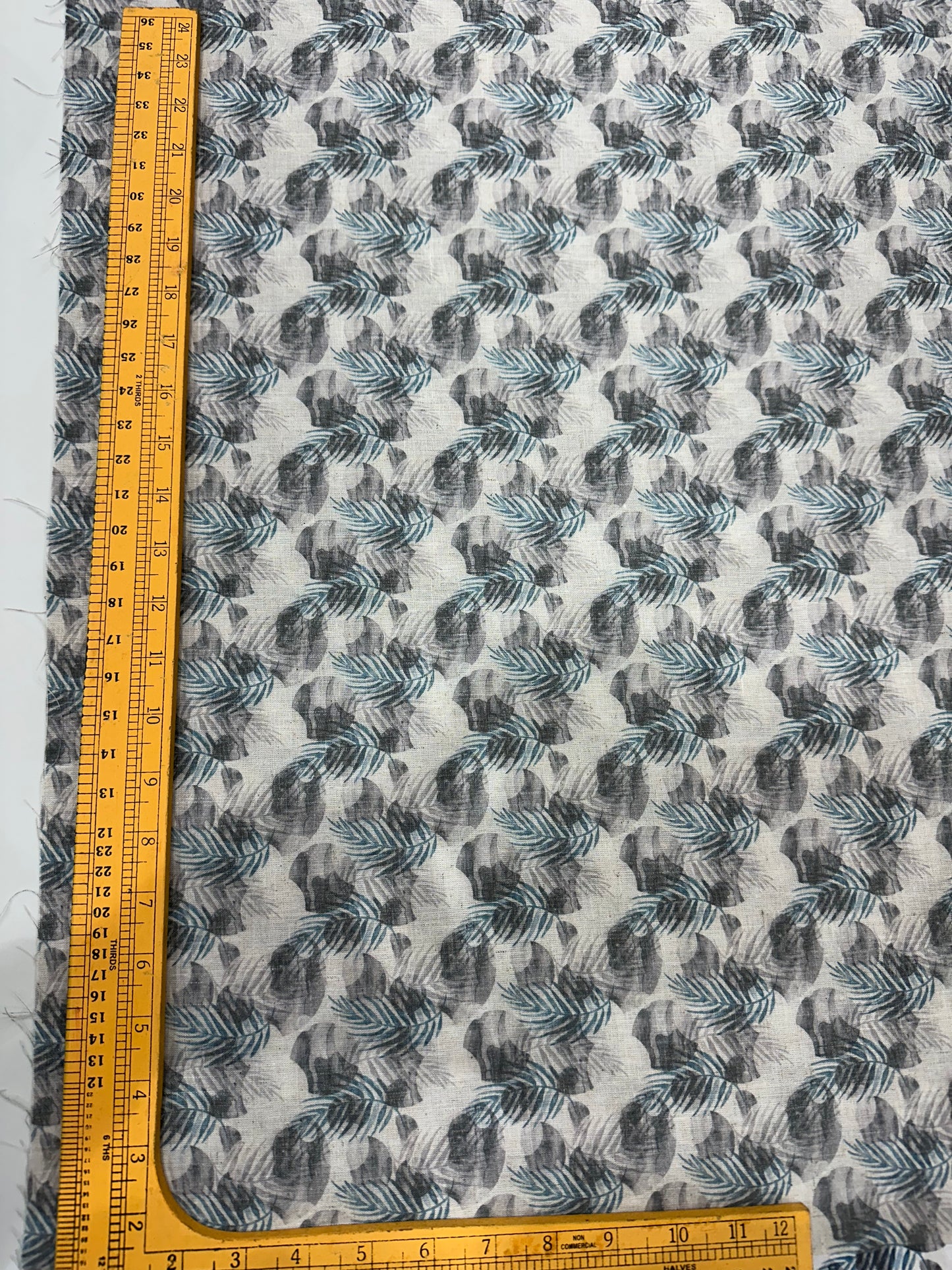 लिनन ब्लेंड डिजिटल प्रिंट फ़ैब्रिक - एक्वा ब्लू और लैवेंडर फ्लोरल एब्सट्रैक्ट