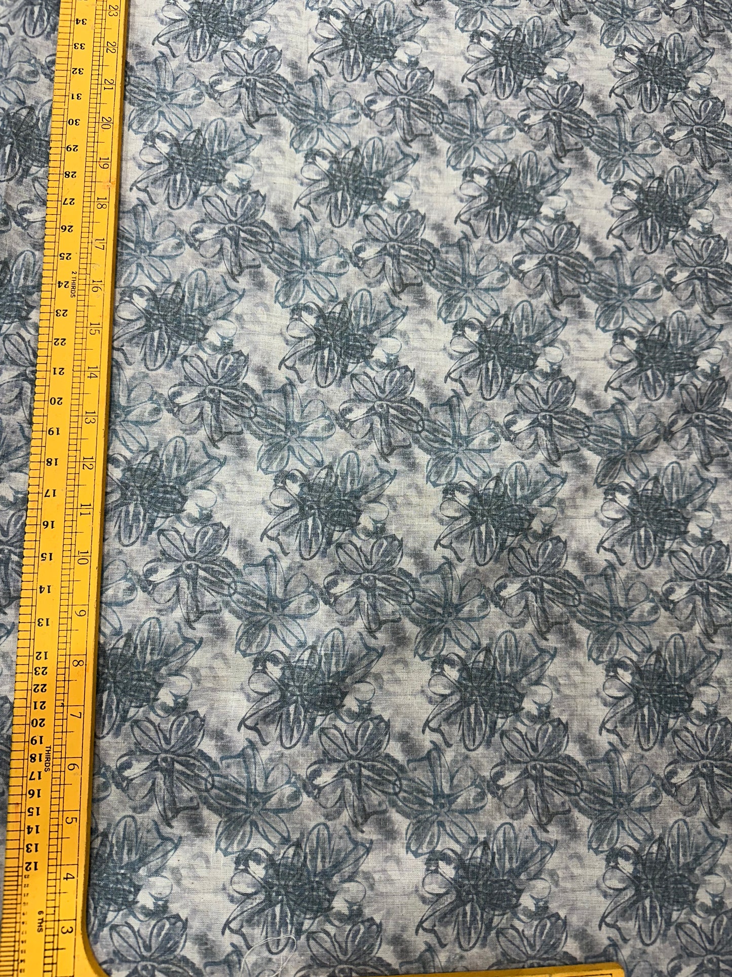 लिनन ब्लेंड डिजिटल प्रिंट फ़ैब्रिक - एक्वा ब्लू और लैवेंडर फ्लोरल एब्सट्रैक्ट