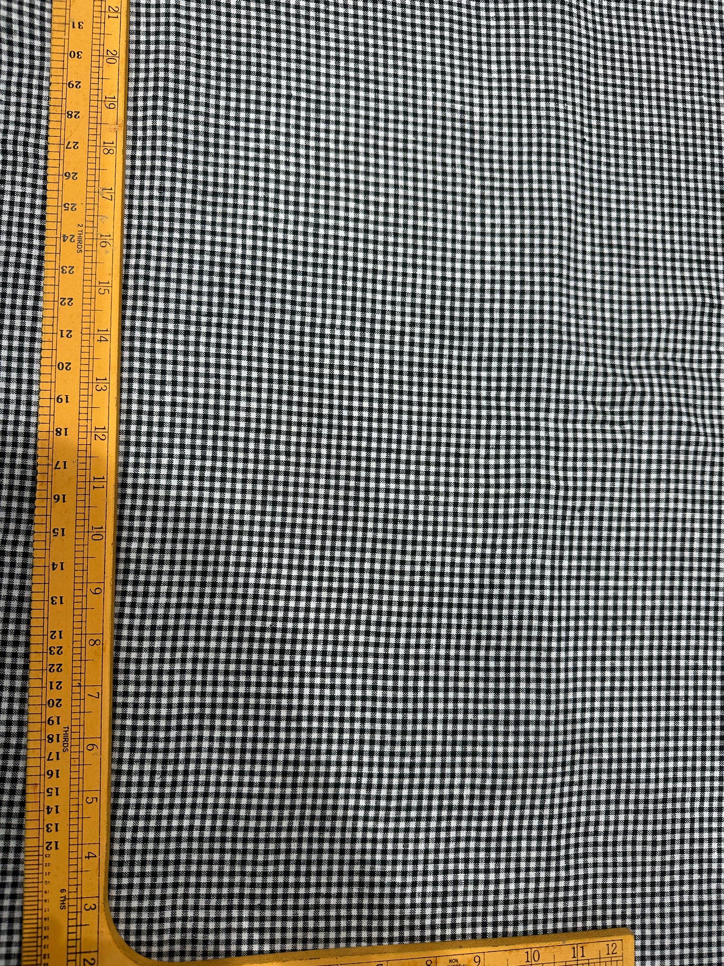 100% शुद्ध लिनन चेक फ़ैब्रिक - क्लासिक ब्लैक एंड व्हाइट माइक्रो चेक्स