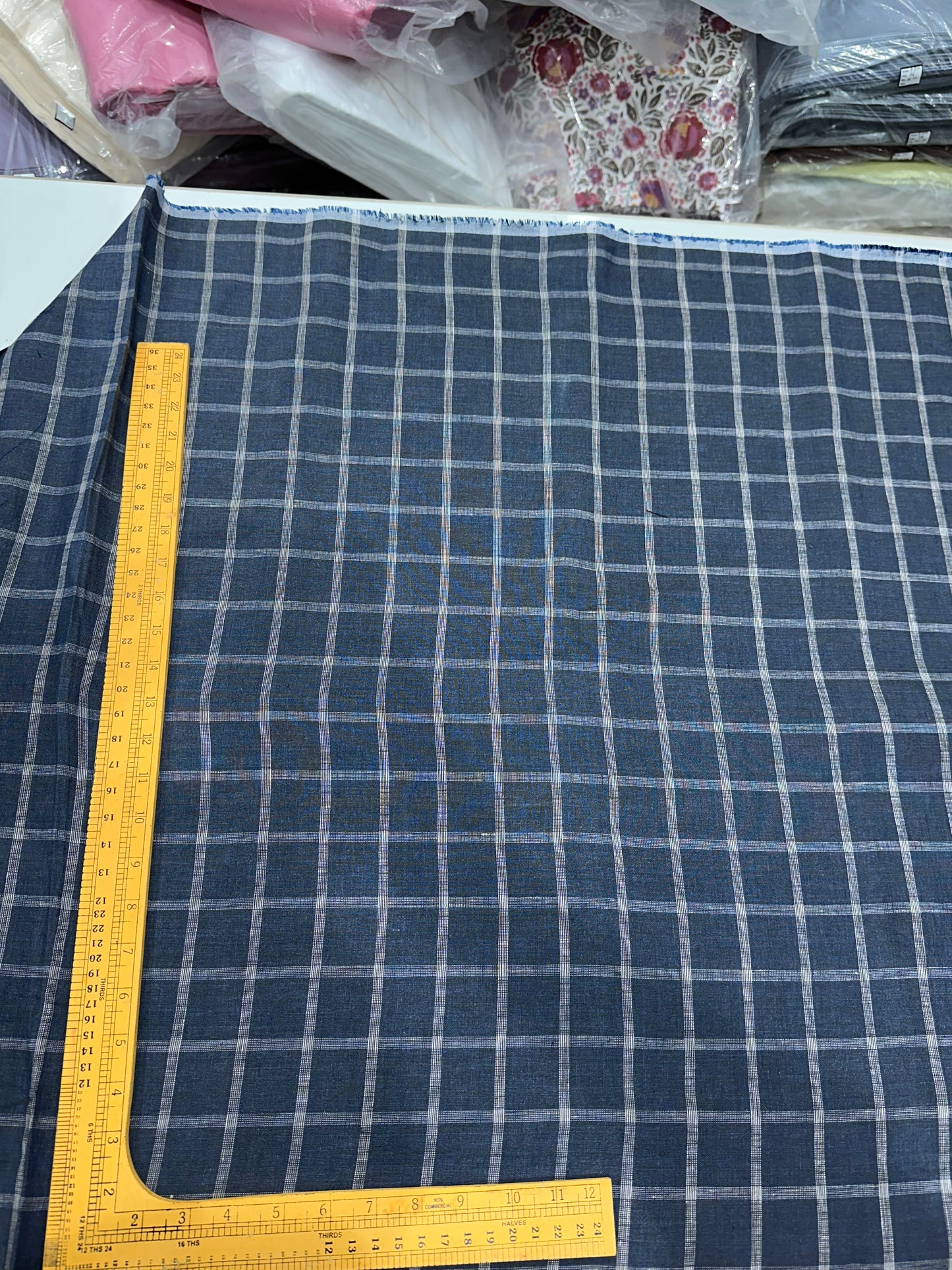 100% शुद्ध लिनन चेक फ़ैब्रिक - सफ़ेद विंडोपैन चेक के साथ नेवी ब्लू