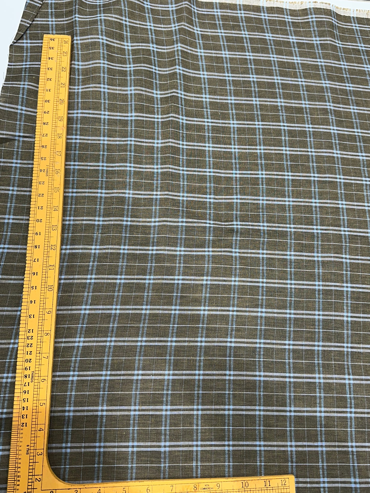 100% शुद्ध लिनन चेक फ़ैब्रिक - आसमानी नीले रंग के महीन चेक के साथ जैतूनी भूरा
