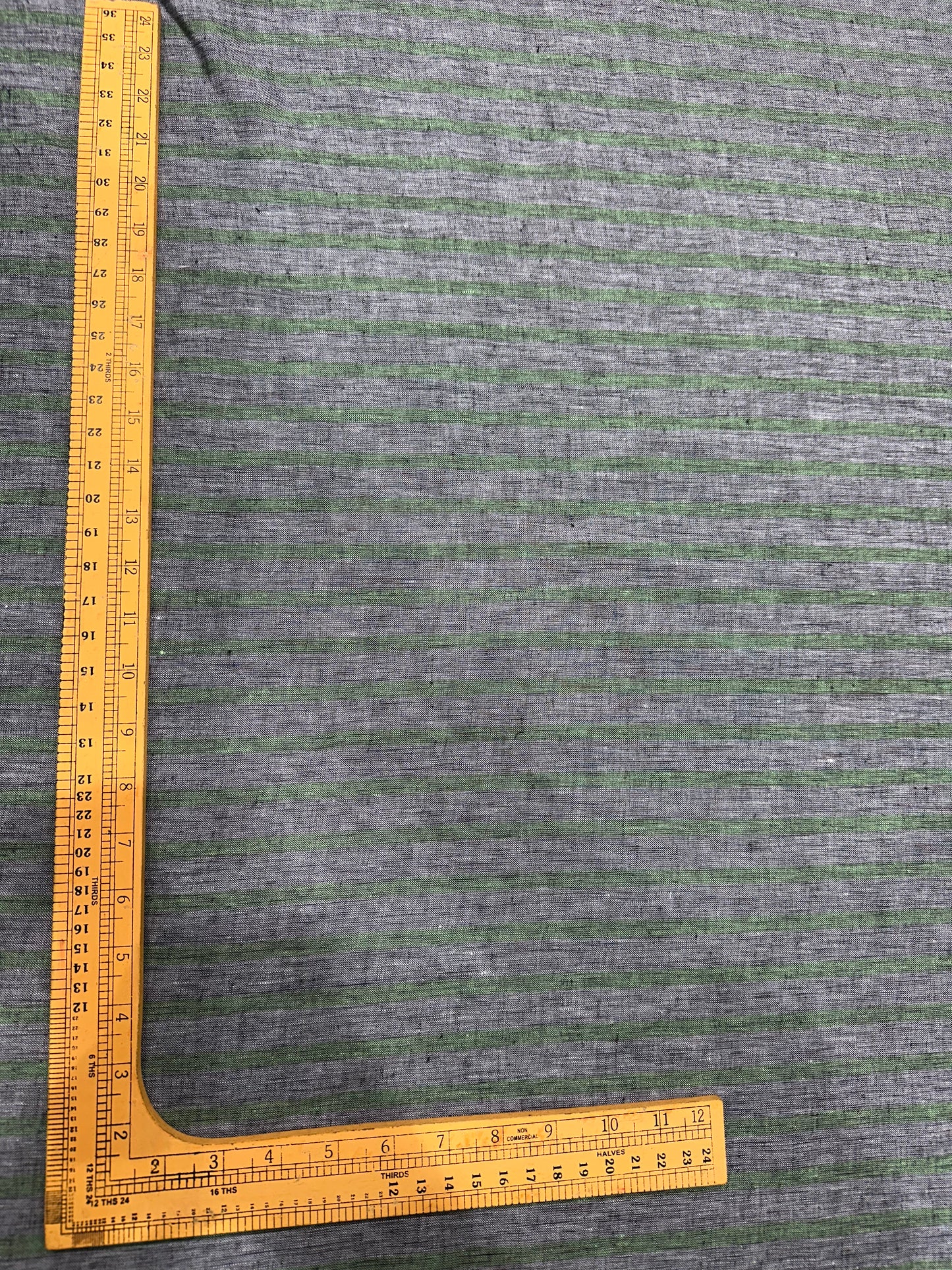 100% शुद्ध लिनन चेक फ़ैब्रिक - हल्के हरे रंग के क्षैतिज चेक के साथ नरम ग्रे