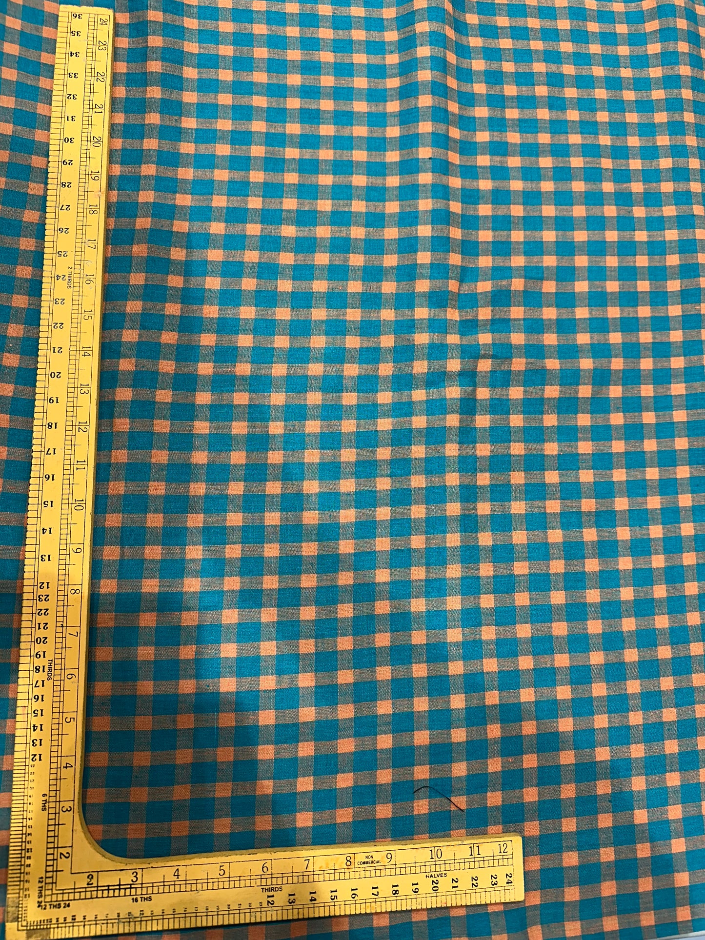 100% शुद्ध लिनन चेक फ़ैब्रिक - फ़िरोज़ा नीला और पीच छोटे चेक