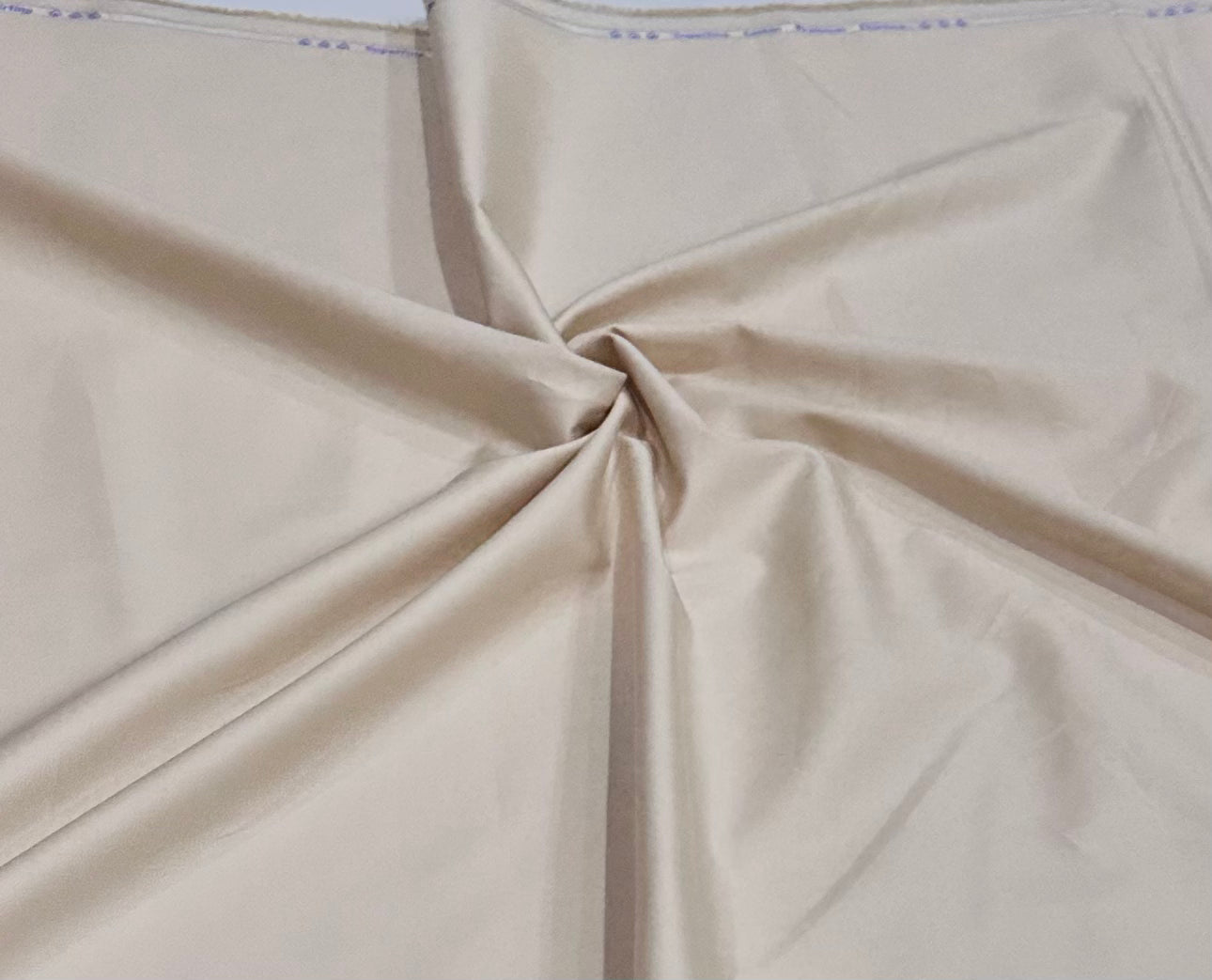 कॉटन साटन फ़ैब्रिक - क्रीम बेज (सुपरफ़ाइन)