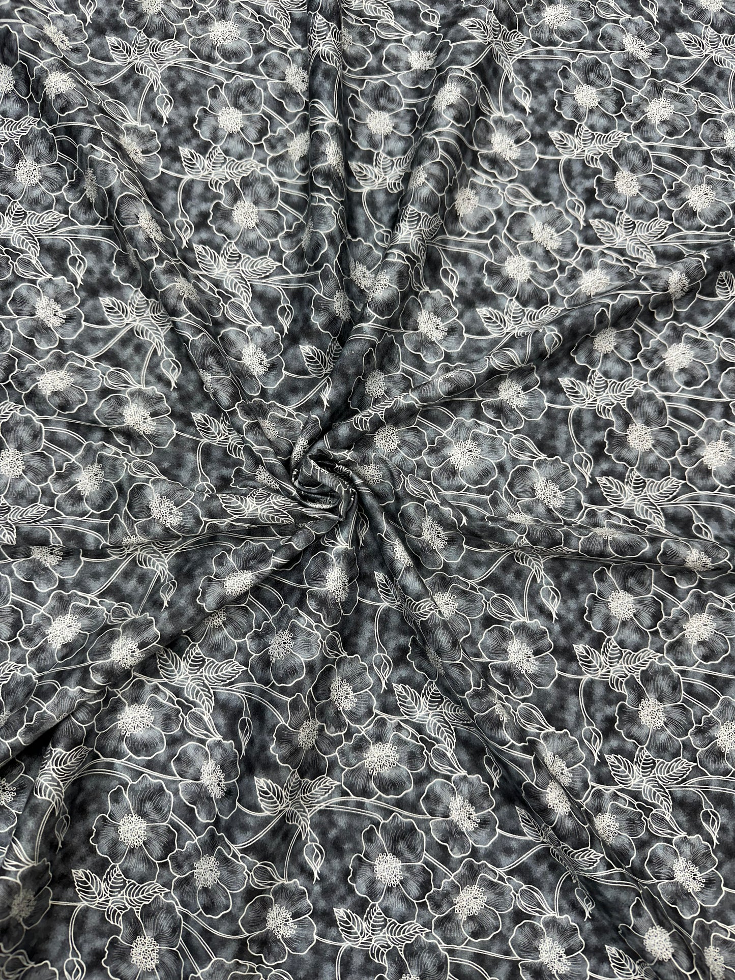 कॉटन डिजिटल प्रिंट फ़ैब्रिक - ग्रे फ्लोरल डिज़ाइन