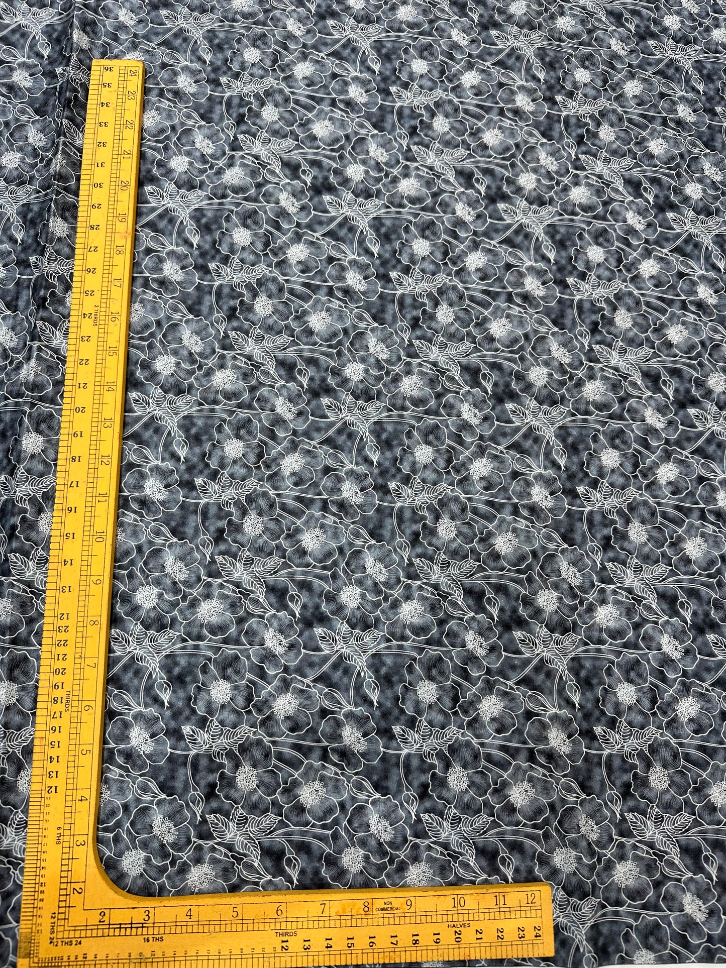 कॉटन डिजिटल प्रिंट फ़ैब्रिक - ग्रे फ्लोरल डिज़ाइन