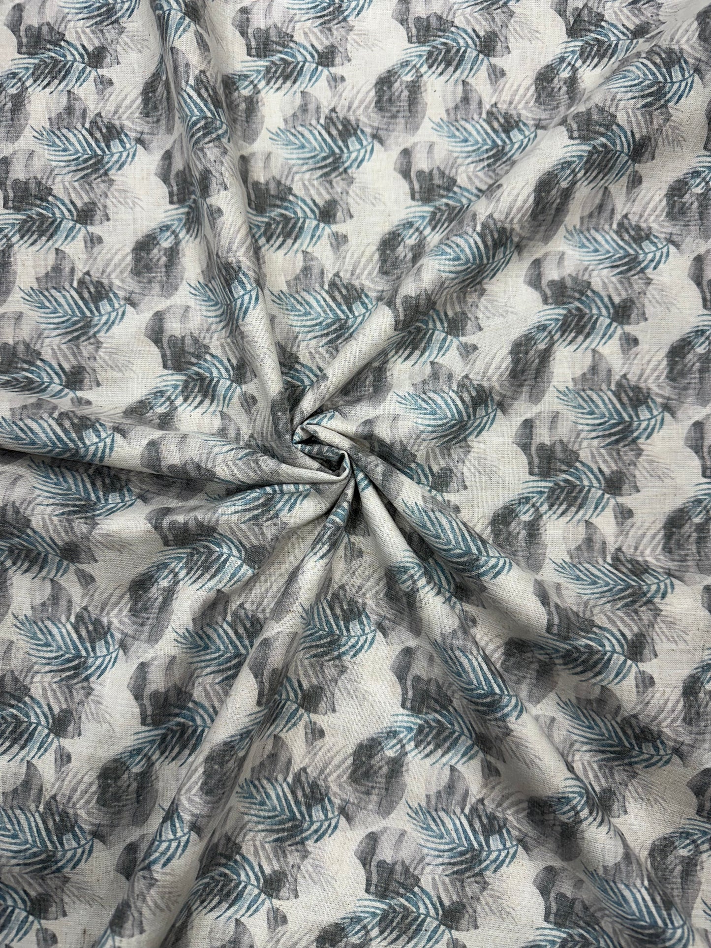 लिनन ब्लेंड डिजिटल प्रिंट फ़ैब्रिक - एक्वा ब्लू और लैवेंडर फ्लोरल एब्सट्रैक्ट