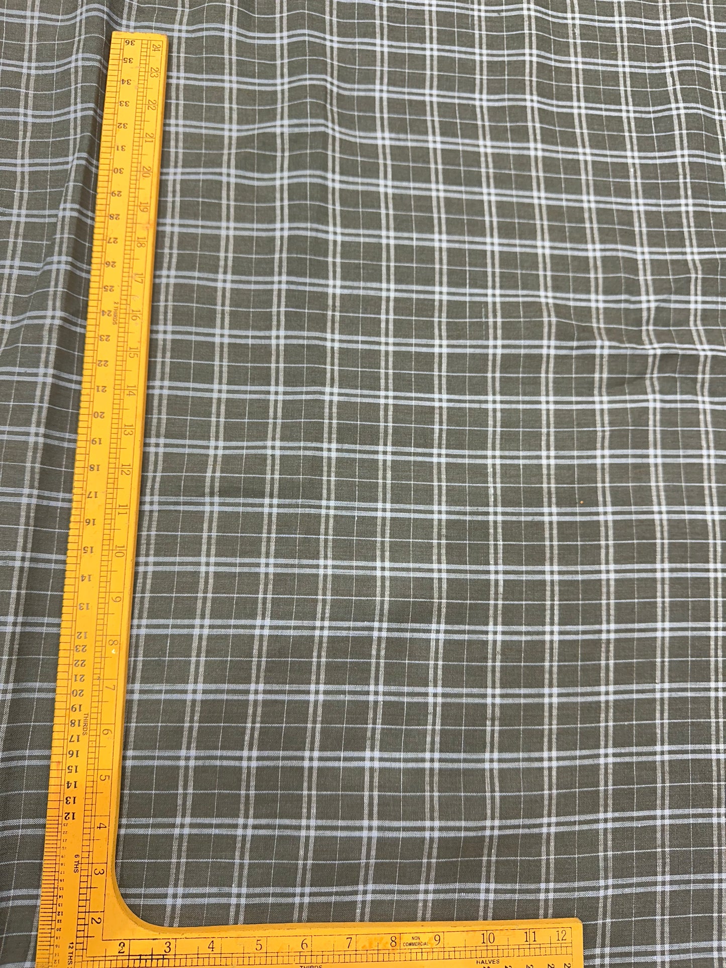 100% शुद्ध लिनन चेक फ़ैब्रिक - सफ़ेद चेक के साथ ऑलिव ब्राउन