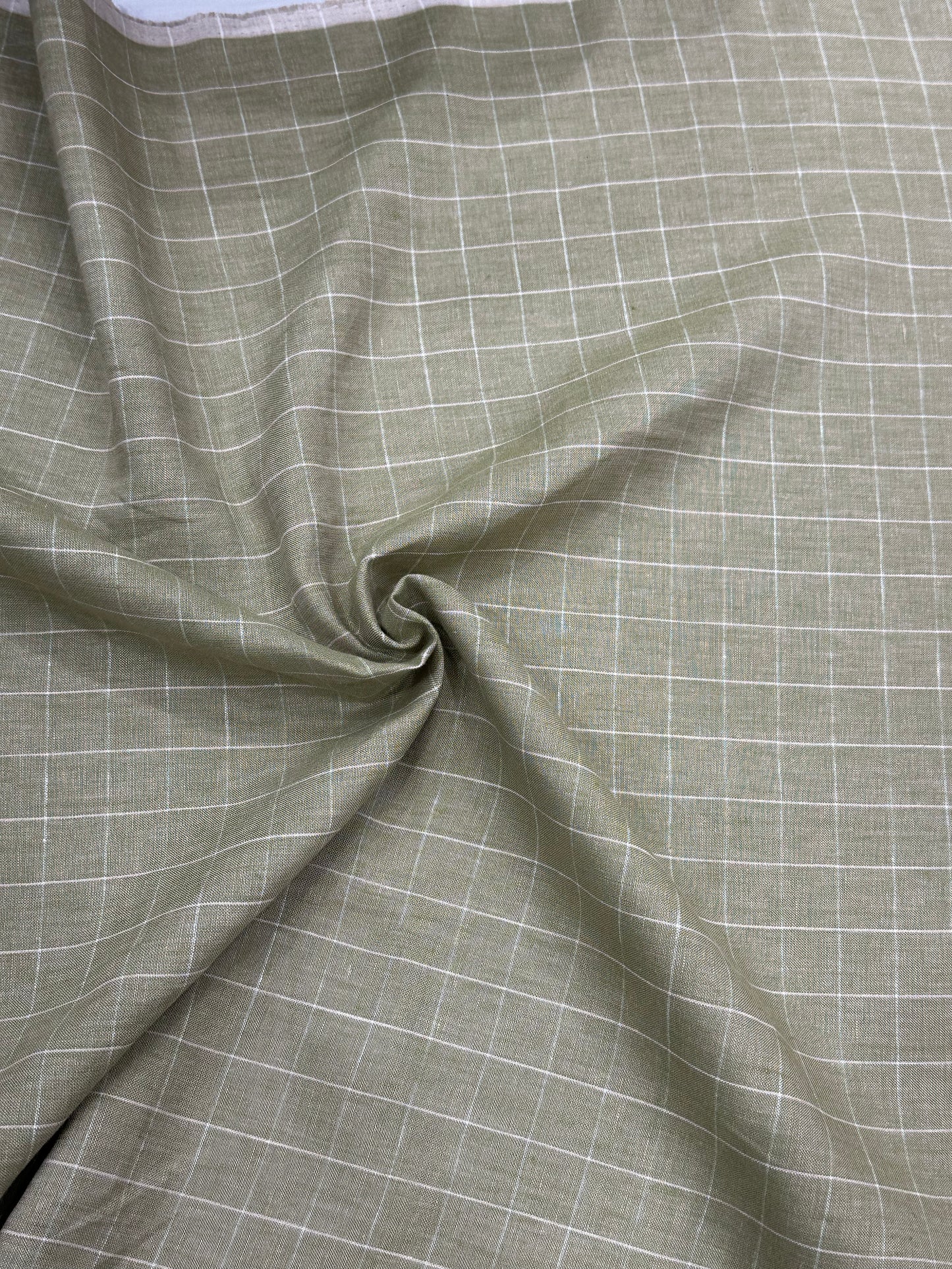 100% शुद्ध लिनन चेक फ़ैब्रिक - सुरुचिपूर्ण सेज ग्रीन और सफ़ेद चेक