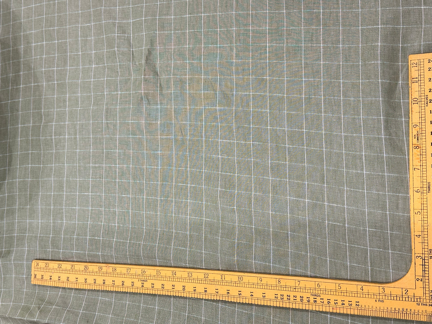 100% शुद्ध लिनन चेक फ़ैब्रिक - सुरुचिपूर्ण सेज ग्रीन और सफ़ेद चेक