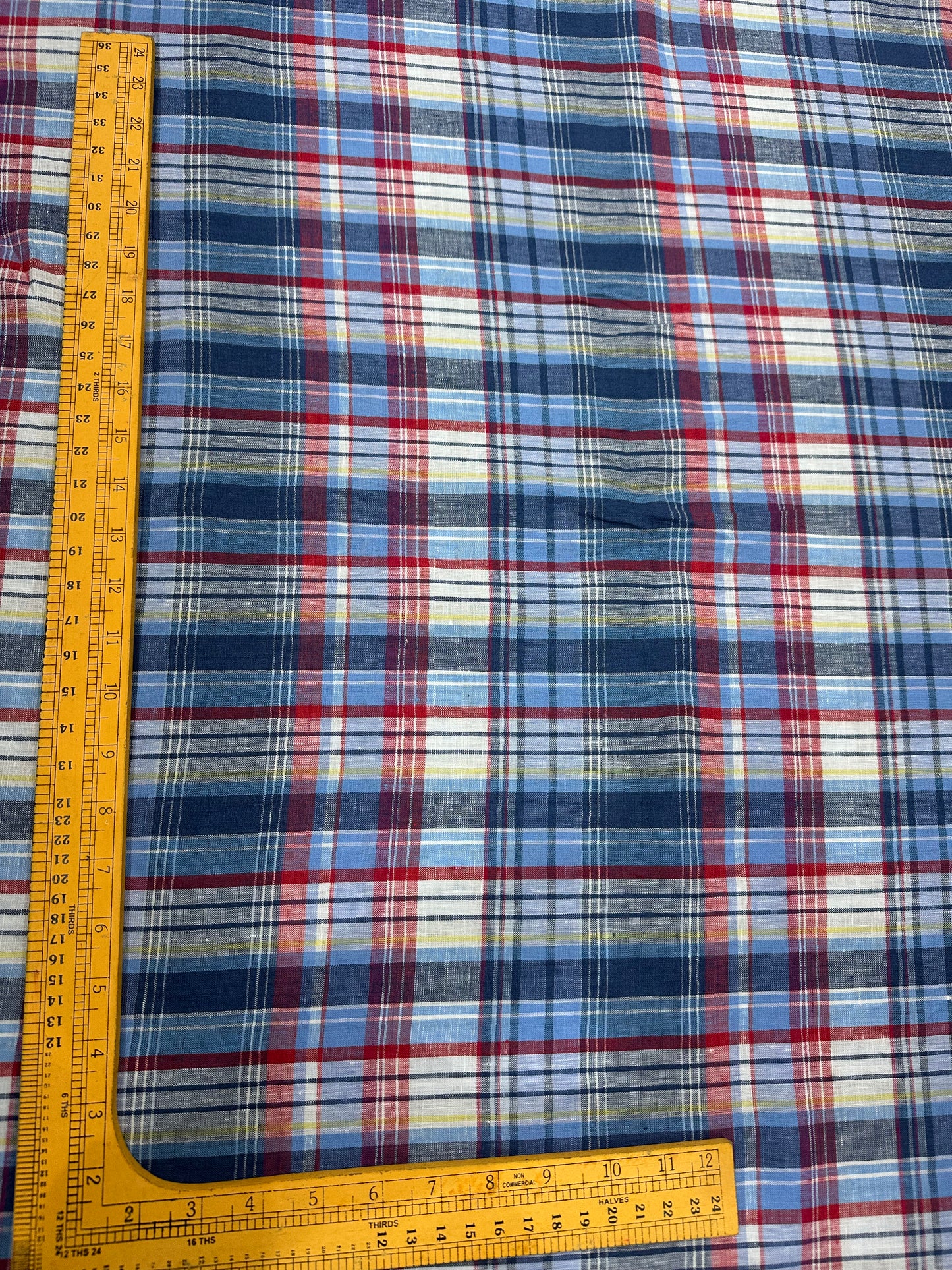 100% शुद्ध लिनन चेक फ़ैब्रिक - नेवी, लाल और क्रीम रंग में क्लासिक मल्टीकलर चेक