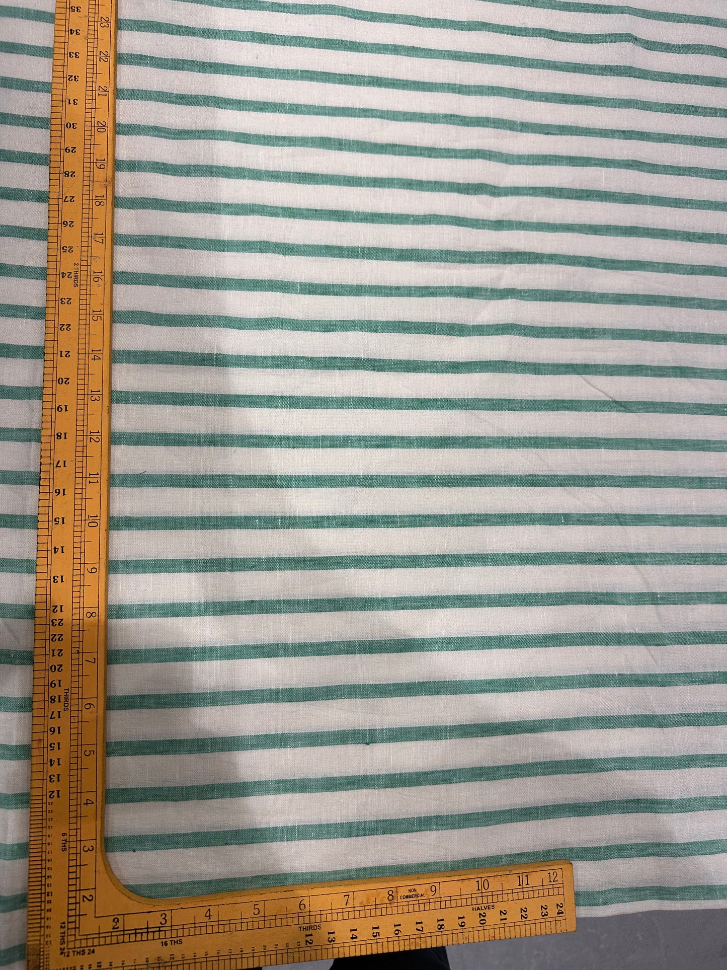 100% शुद्ध लिनन चेक फ़ैब्रिक - समुद्री-हरे रंग के क्षैतिज चेक के साथ सफ़ेद